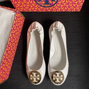 Authentic TORY BURCH White with Gold logo CLASSIC REVA BALLET flats NWB Size 9.5
